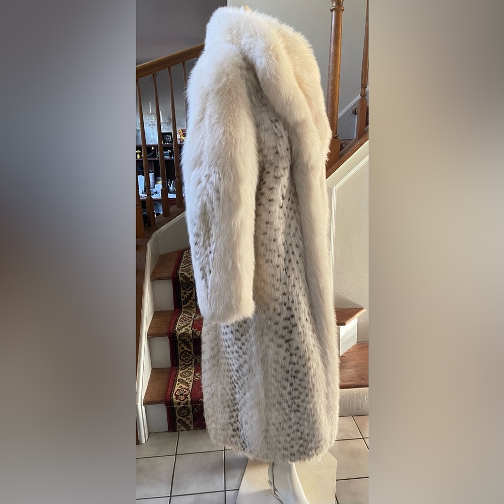 Elegant White Fox Fur Coat With Brownish Fur Markings - Picture 5 of 11